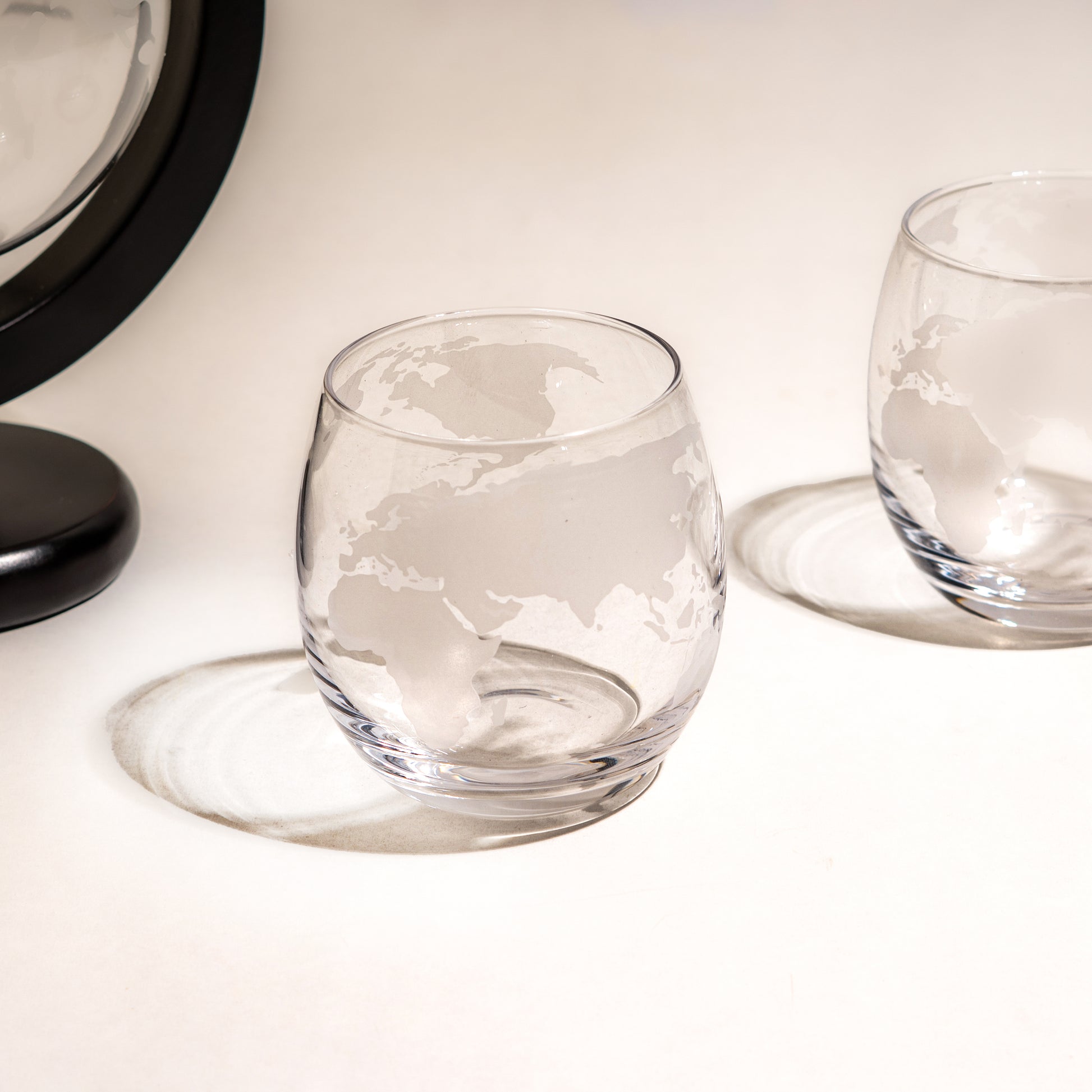 Whiskey Decanter Globe Set with 2 Etched Globe Whisky Glasses - for Liquor, Scotch, Bourbon, Vodka - 850ml