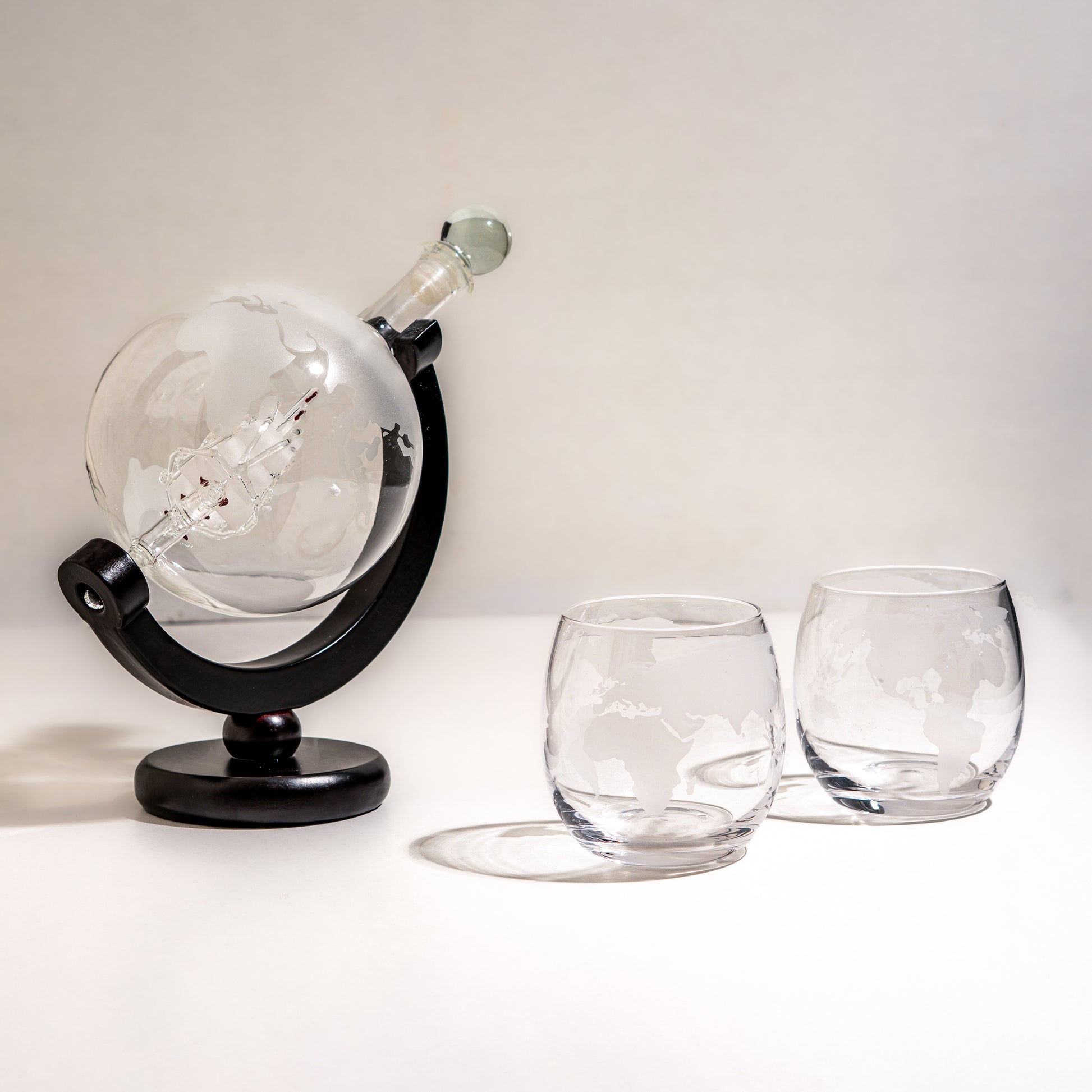 Whiskey Decanter Globe Set with 2 Etched Globe Whisky Glasses - for Liquor, Scotch, Bourbon, Vodka - 850ml