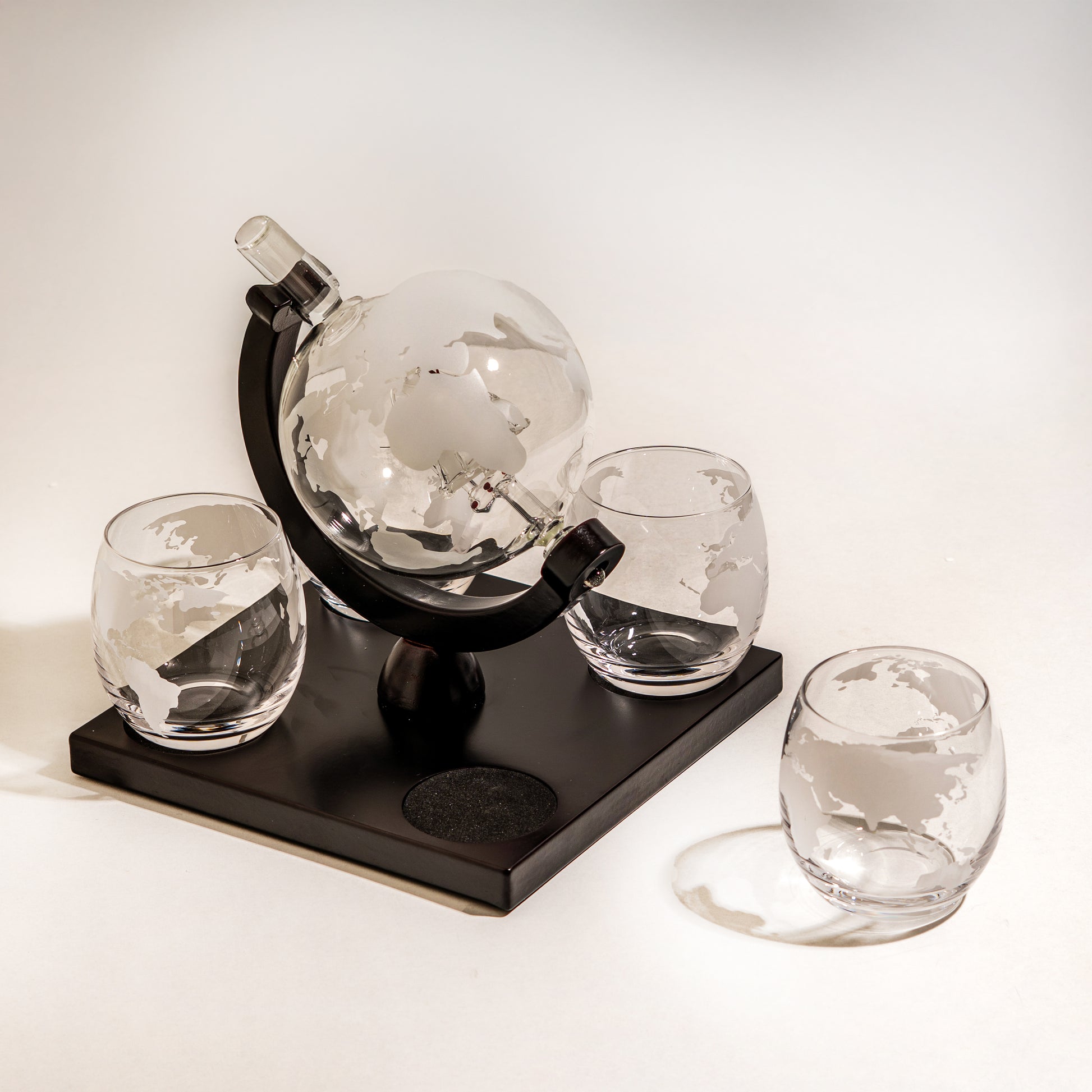 Etched World Decanter whiskey Globe - Whiskey Gift Set Globe Decanter with Antique Ship, Whiskey Stones and 4 World Map Glas