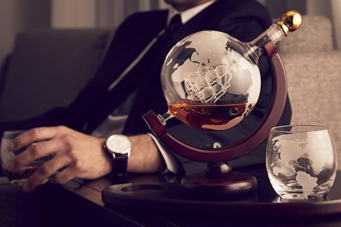 Whiskey Decanter Globe Set with 2 Etched Globe Whisky Glasses - for Liquor, Scotch, Bourbon, Vodka - 850ml